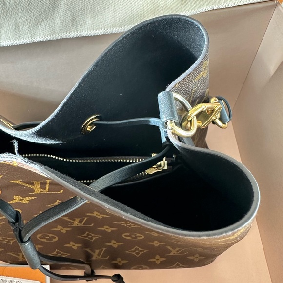 Louis Vuitton Neonoe Bucket Bag - Picture 7 of 11